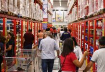 clientes fazendo compra em atacado de Canoas com promoção de leite