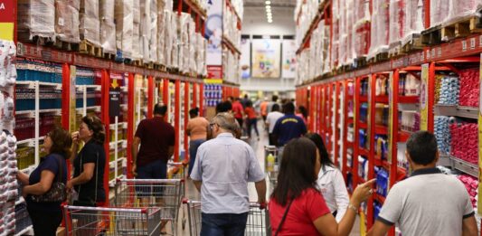 clientes fazendo compra em atacado de Canoas com promoção de leite