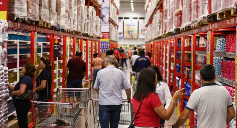 clientes fazendo compra em atacado de Canoas com promoção de leite