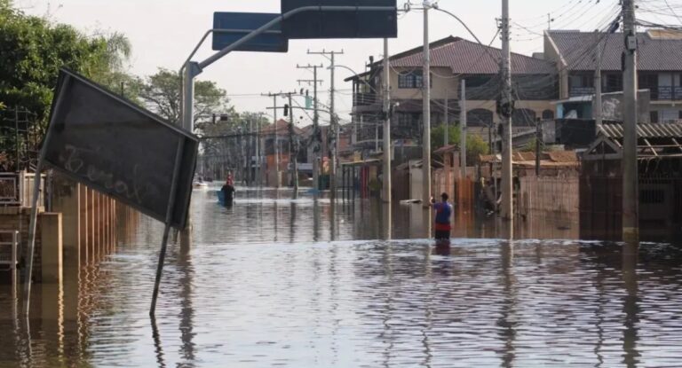 imagem da enchente em Canoas e de vítimas do Auxílio Reconstrução