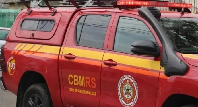 Canoas: bombeiros combatem incêndio em veículo