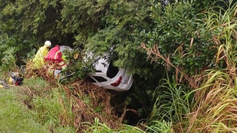 Mulher morre após carro capotar na BR-116