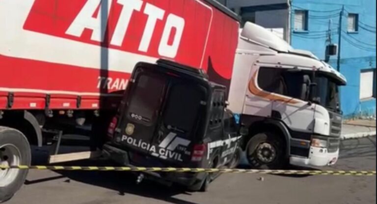 acidente entre viatura da Polícia Civil e caminhão na BR-116 em São Leopoldo