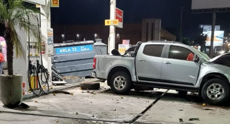 caminhonete invade posto de combustíveis na BR-116 em Sapucaia do Sul