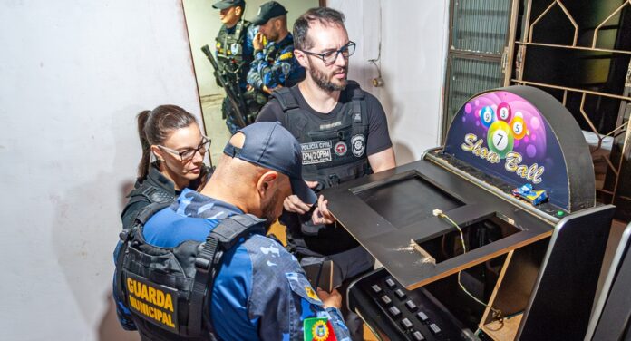 Canoas: dono de estabelecimento é preso com máquina caça-níqueis