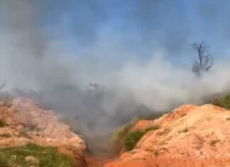 Bombeiros combatem incêndio na divisa com Canoas