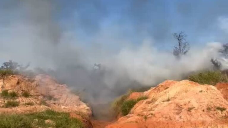 Bombeiros combatem incêndio na divisa com Canoas