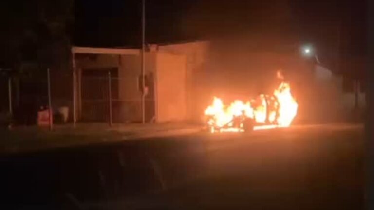Canoas: carro abandonado sem as portas é incendiado