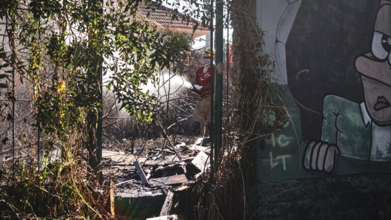 Incêndio em avenida mobiliza bombeiros em Canoas