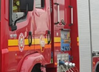 Canoas: Fogo atinge área ao lado de casa e mobiliza bombeiros