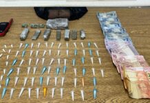 Canoas: BM prende traficantes com drogas, dinheiro e rádio comunicador