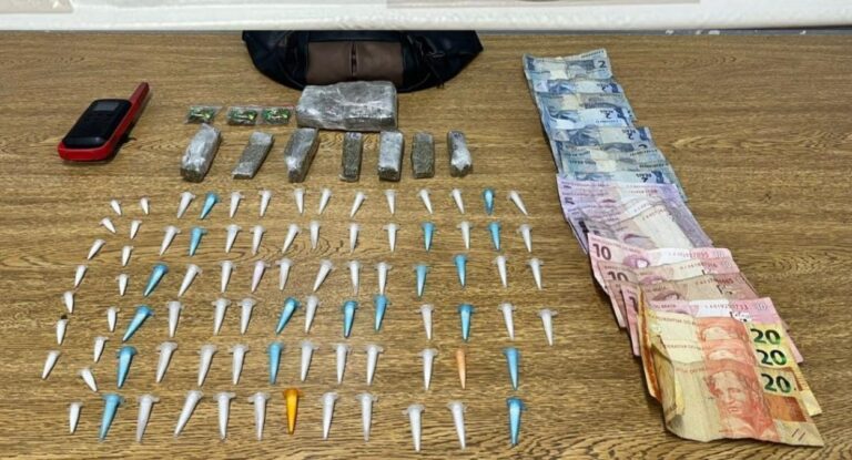 Canoas: BM prende traficantes com drogas, dinheiro e rádio comunicador
