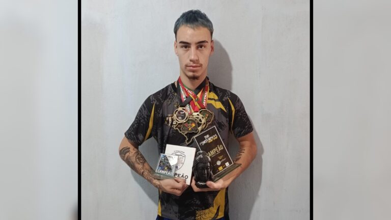 jovem de canoas muay thai