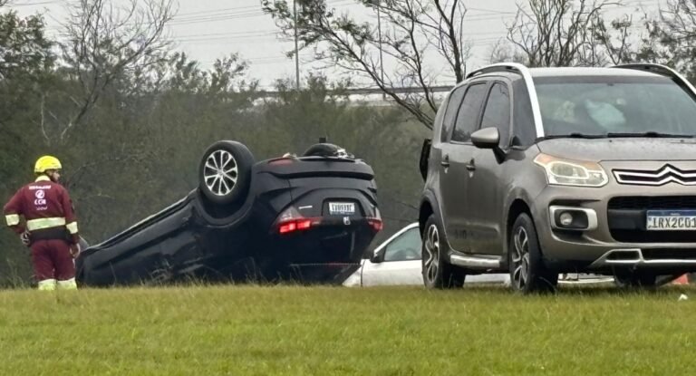 Canoas: capotamento na BR-386 causa grande congestionamento