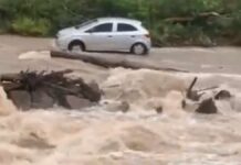 Caraá: casal de idosos é resgatado em carro ilhado