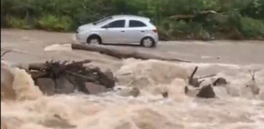 Caraá: casal de idosos é resgatado em carro ilhado
