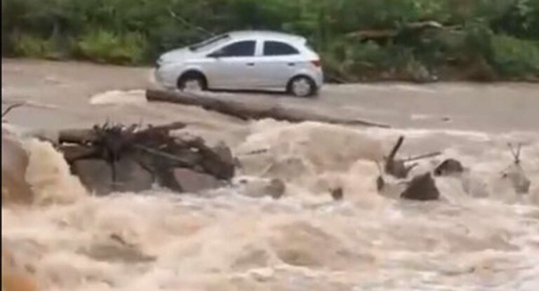 Caraá: casal de idosos é resgatado em carro ilhado