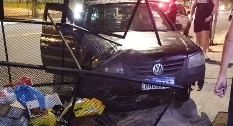 carro destruído após acidente em Canoas