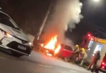 Carro pega fogo em avenida de Canoas