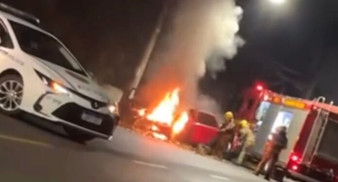 Carro pega fogo em avenida de Canoas