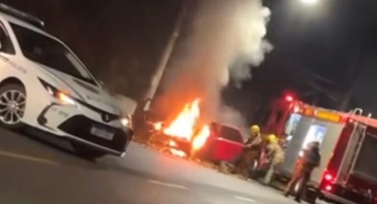 Carro pega fogo em avenida de Canoas