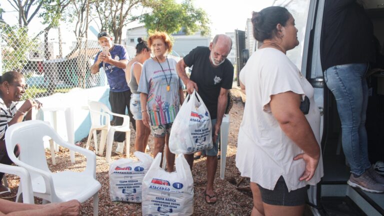 entrega de cestas básicas Canoas
