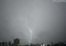 Cidade gaúcha registra "chuva de raios" durante temporal