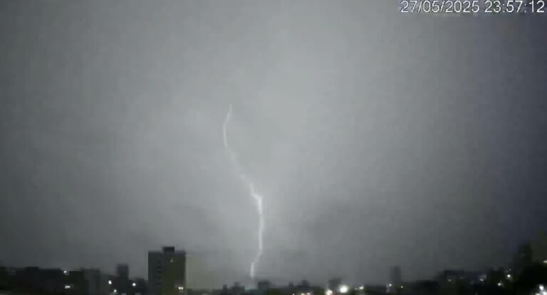 Cidade gaúcha registra "chuva de raios" durante temporal