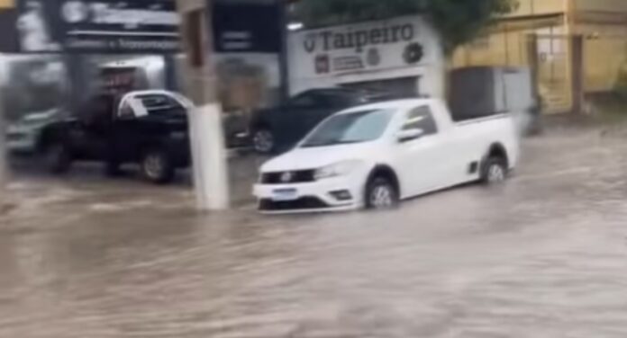 Chuva em Uruguaiana alaga ruas e causa transtornos