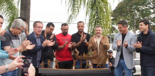 Prefeitura lança pedra fundamental de monumento para voluntários da enchente em Canoas