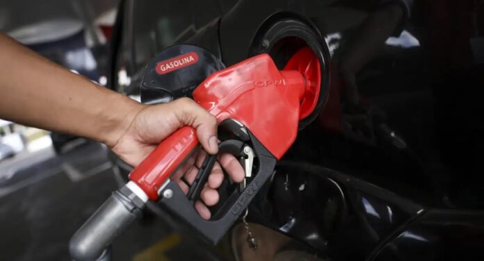 frentista abastecendo carro com gasolina