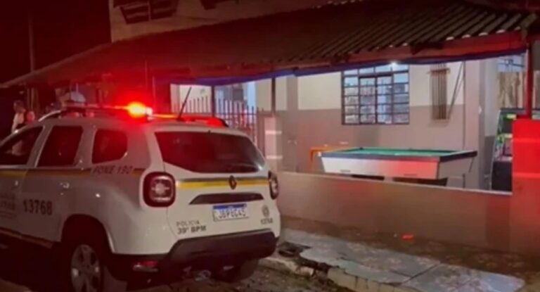Homem é morto a facadas em bar