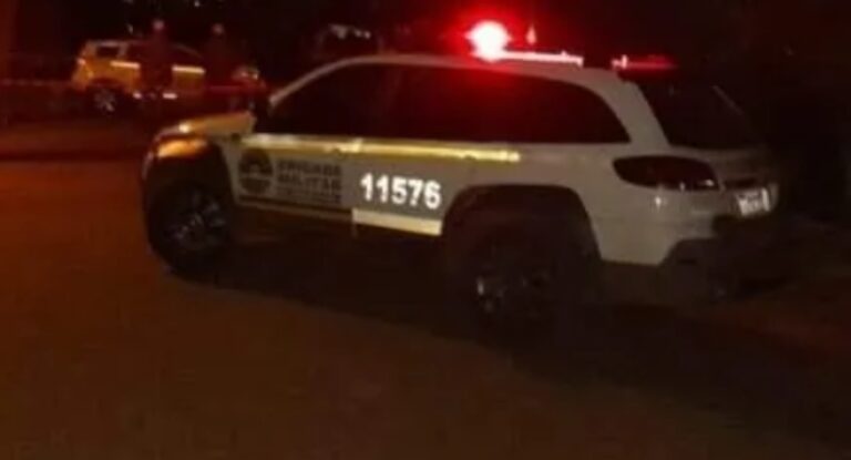 Homem é morto a tiros na frente de casa