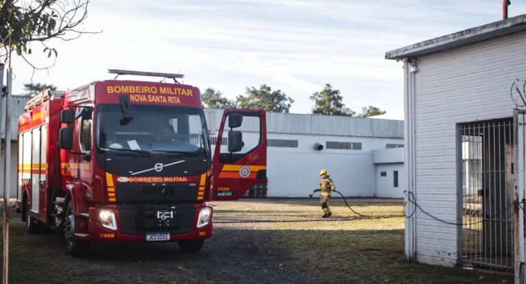 bombeiros de Canoas combatem incêndio