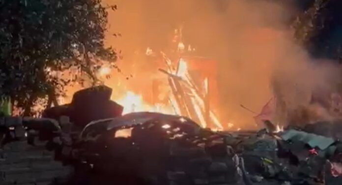 Vídeo mostra incêndio destruindo casa em Canoas