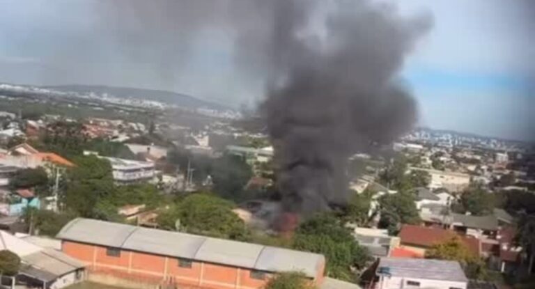 Incêndio de grandes proporções atinge casa em Canoas