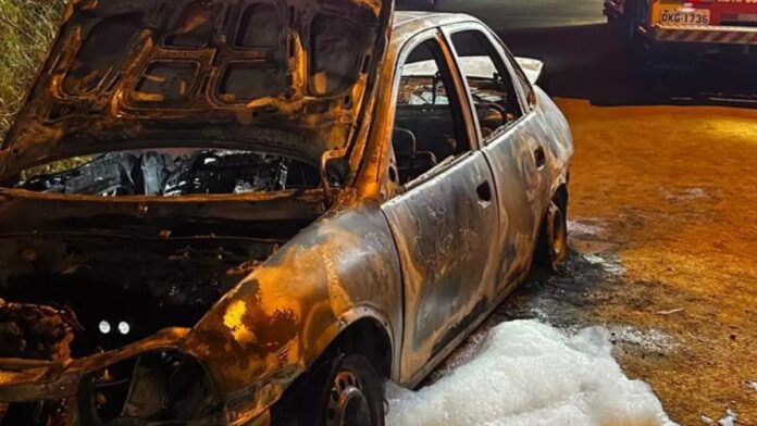 Quatro jovens encontrados carbonizados dentro de carro em Santa Catarina