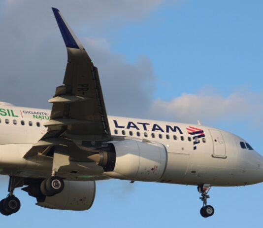 airbus da latam fazendo voos em Porto Alegre