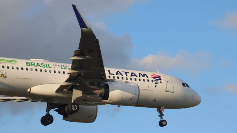 airbus da latam fazendo voos em Porto Alegre