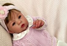 Mulher pede licença para cuidar de bebê reborn