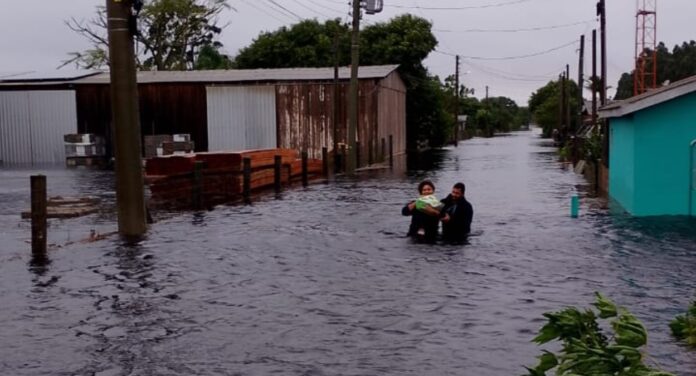 Inundação deixa cidade de Mostardas submersa