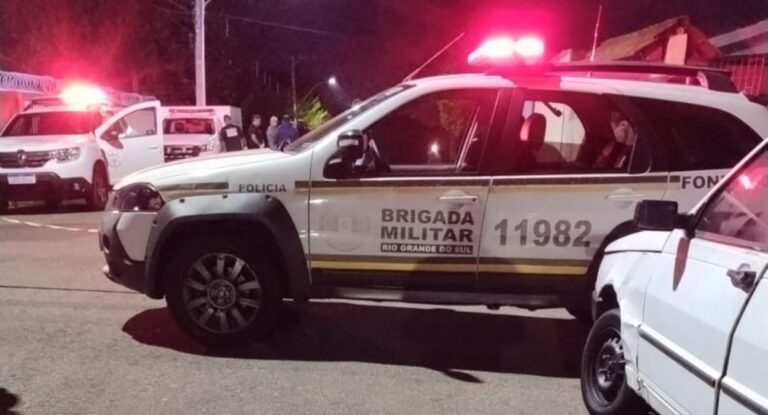 viatura brigada militar no local do acidente com motociclista morto em Canoas