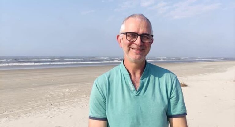 Motociclista morre em grave acidente após colidir com carreta