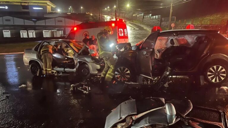 pessoas feridas carros