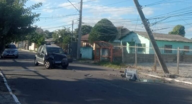 Canoas: bairro fica sem luz após motorista bater em poste