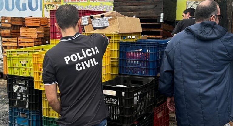 Fiscalização apreende alimentos vencidos desde 2021 em supermercado de Cachoeirinha