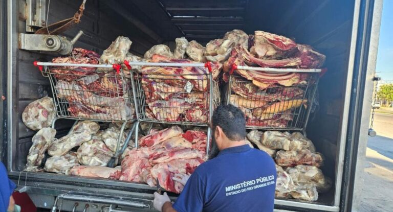 Fiscalização apreende 11 toneladas de alimentos impróprios para consumo em supermercados de Pelotas