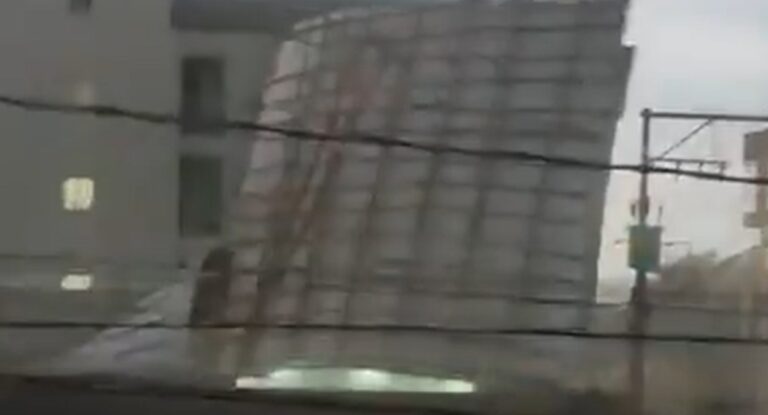 Telhado voa com força do vento durante temporal no Rio Grande do Sul