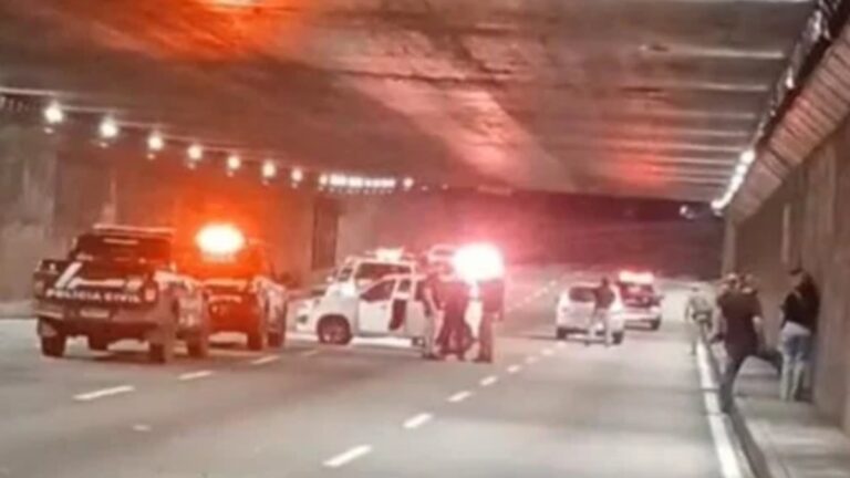 Criminosos atacam carro a tiros dentro do Túnel da Conceição