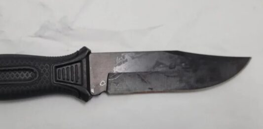 Adolescente esfaqueia colega dentro de ônibus escolar